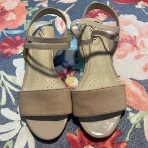 7.5 Life Stride Sandals